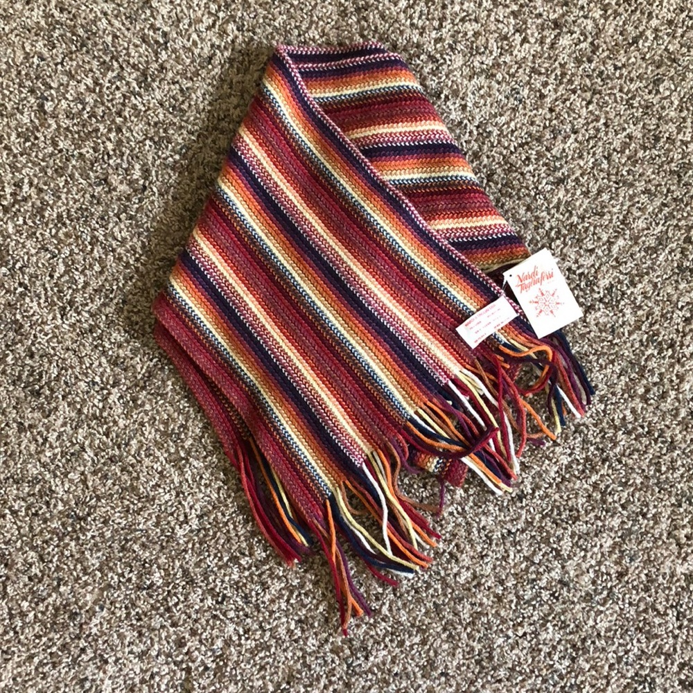 NWT Pretty wool scarf made in Italy